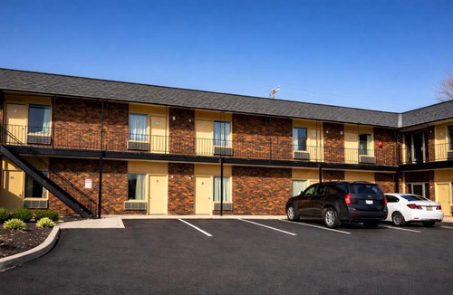 Detroit Hotel | The Queen B Motel, Detroit-Warren