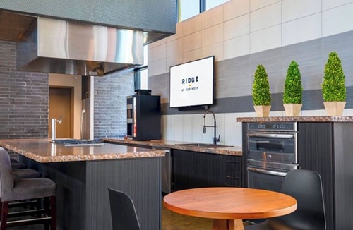South Hills Apartment | The Robinson Rose/Mins to PIT/Walk to Dining & Shops