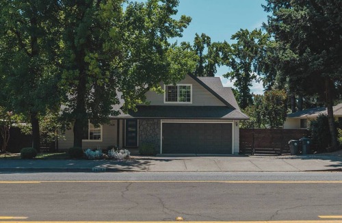 Medford House | The Siskiyou House