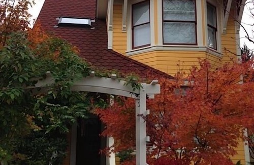 Historic Downtown District House | The Victorian Secret - Just Steps to Theaters, Plaza, Restaurants & Park. ENJOY!
