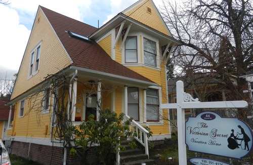 Historic Downtown District House | The Victorian Secret - Just Steps to Theaters, Plaza, Restaurants & Park. ENJOY!