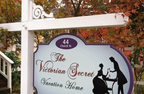 Historic Downtown District House | The Victorian Secret - Just Steps to Theaters, Plaza, Restaurants & Park. ENJOY!
