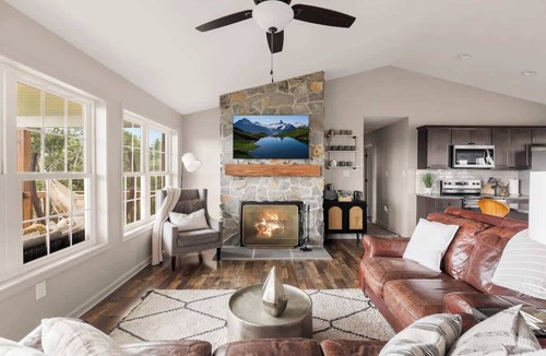 Front Royal Cottage | The VUE | Mountaintop 4BR | Hot Tub & Views