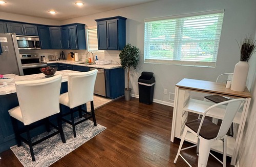 Jefferson City House | The White House is a charming 3-bedroom home in Jefferson City, Missouri. Located near the Missouri State Capitol, downtown attractions, restaurants, and local businesses, this comfortable retreat accommodates up to 6 guests.