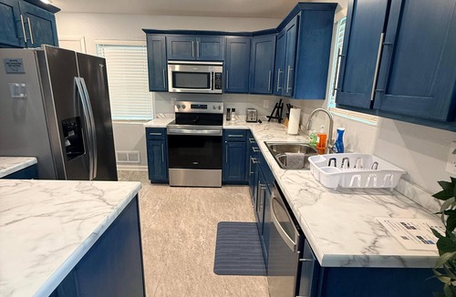 Jefferson City House | The White House is a charming 3-bedroom home in Jefferson City, Missouri. Located near the Missouri State Capitol, downtown attractions, restaurants, and local businesses, this comfortable retreat accommodates up to 6 guests.