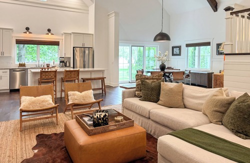 Harbor Springs Cottage | Tini Time Cottage | Walk to Little Traverse Bay + Downtown