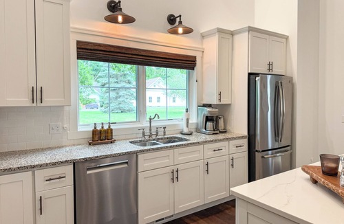 Harbor Springs Cottage | Tini Time Cottage | Walk to Little Traverse Bay + Downtown