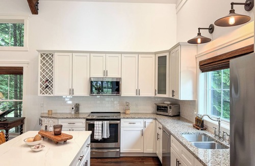 Harbor Springs Cottage | Tini Time Cottage | Walk to Little Traverse Bay + Downtown