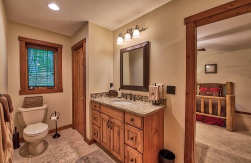 Levering Cabin | Tranquil 4-bedroom cabin with WiFi with private Lake