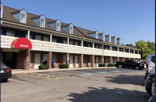 Canton Hotel | Travelodge by Wyndham Canton-Livonia Area, MI