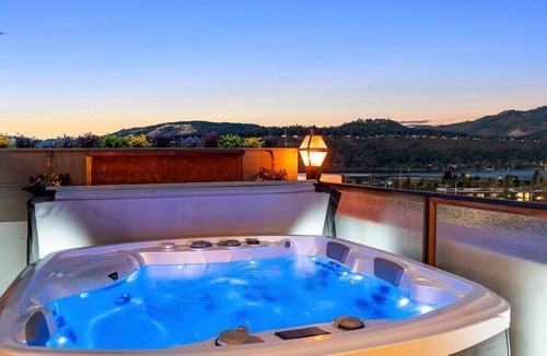Hood River Apartment | Two-bedroom Penthouse with rooftop BBQ, dining & hot tub.