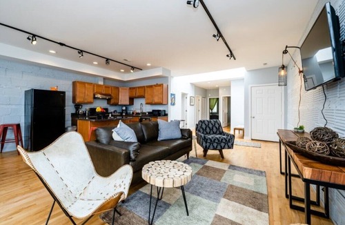 Three Oaks Apartment | (Two Night Minimum!) Three Oaks Charmer Right In Downtown!