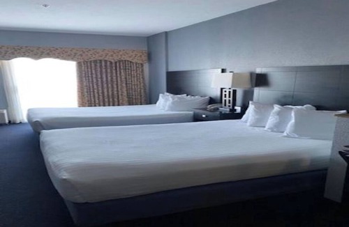 Houghton Lake Hotel | Two Queen w/Bunk Beds | Free Breakfast | Direct Pool w/Slide & Jacuzzi Access
