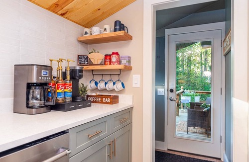 Levering House | Updated Lakefront Home-Hot Tub-GameRoom-FirePit-Dock-Pet-friendly!