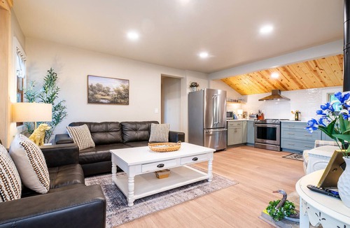 Levering House | Updated Lakefront Home-Hot Tub-GameRoom-FirePit-Dock-Pet-friendly!