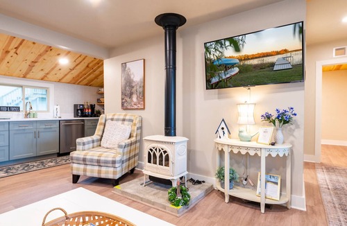 Levering House | Updated Lakefront Home-Hot Tub-GameRoom-FirePit-Dock-Pet-friendly!