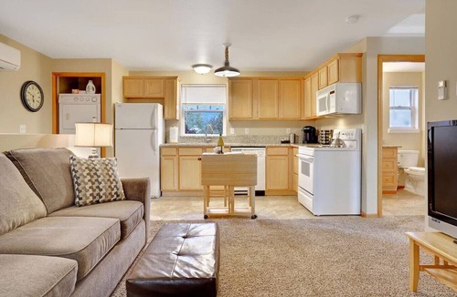 Albany Apartment | Upstairs Apartment close to Hospital