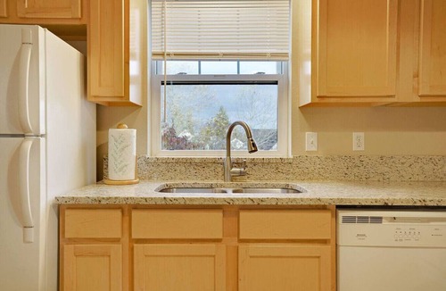 Albany Apartment | Upstairs Apartment close to Hospital