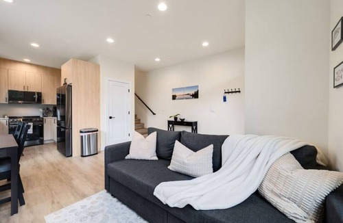 Roosevelt Apartment | Urban Roosevelt/Greenlake Getaway