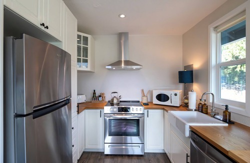 Medford Cottage | Vineyard Cottage Near Medford Mountain Views Deck, Fire Pit & Nespresso
