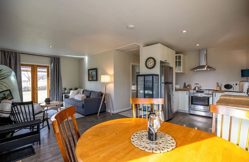 Medford Cottage | Vineyard Cottage Near Medford Mountain Views Deck, Fire Pit & Nespresso