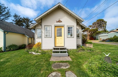 Rockaway Beach Cottage | Vintage 1945 Beach Cottage w/Deck, Grill & Fish Station – 2 Blocks from Beach!