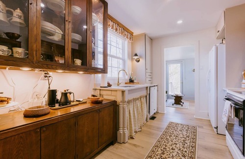 Leeds House | Vintage-Inspired 2BR Cottage Leeds Near Barber, Outlets, Bass Pro & Buc-ee’s