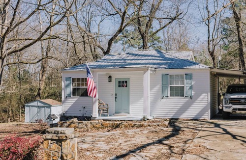Leeds House | Vintage-Inspired 2BR Cottage Leeds Near Barber, Outlets, Bass Pro & Buc-ee’s
