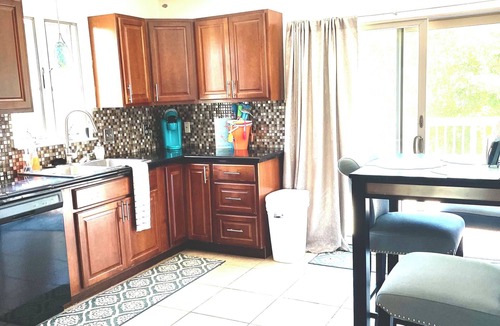 Point Judith House | Walk to Beach ! 5 Bedrooms with adjustable beds sleeps 14 Theater Room Big Deck