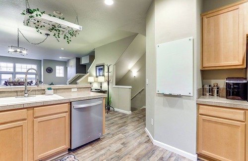Troutdale House | Walk to McMenamins Edgefield: Inviting Townhome!