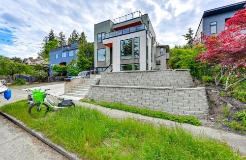 Seattle Metro Area Apartment | Walk to Seward Park, Near Lumen! Pet-Friendly Apt