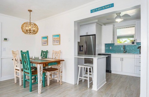 Belle Vista House | Walk to The Beach - Coastal House on St Pete Beach