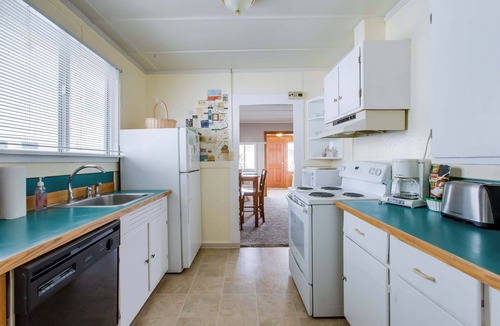 Seaside House | Walkable cottage with sun porch, full kitchen - near beach & town