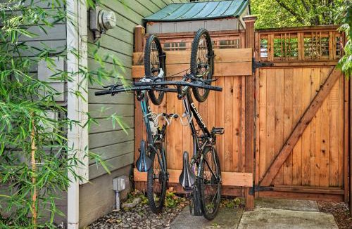 Siskiyou-Hargadine Historic District House | Warm and Inviting Ashland Cottage Less Than Half-Mile to SOU