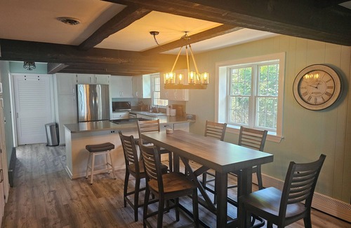Pigeon Cottage | Waterfront 3-bedroom lake house with stunning sunsets on Sand Point
