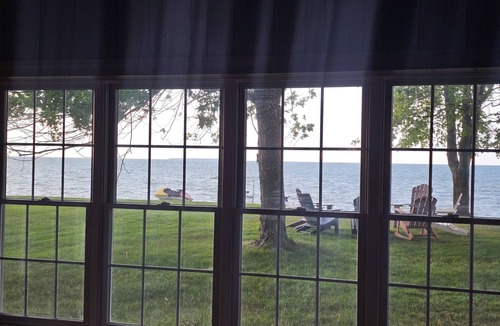 Pigeon Cottage | Waterfront 3-bedroom lake house with stunning sunsets on Sand Point