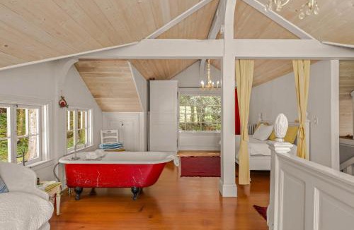 Rhododendron House | Waterfront lodge on 24 acres with patio & fireplace