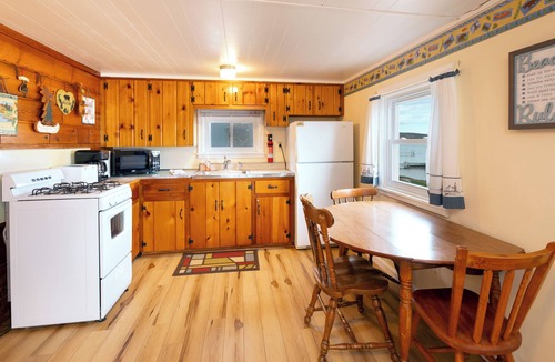 Maple City Cabin | Waters Edge Lakefront Cottage between Glen Arbor & Leland