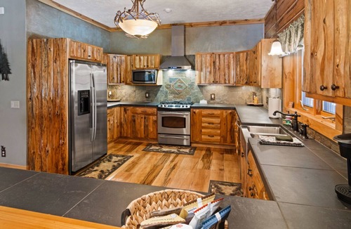Thompsonville Cabin | Weatherwood - Gorgeous Luxury Log Cabin with Spa, Sauna, & Games! 8 minutes from Crystal Mountain!