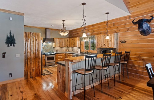 Thompsonville Cabin | Weatherwood - Gorgeous Luxury Log Cabin with Spa, Sauna, & Games! 8 minutes from Crystal Mountain!