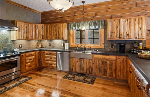 Thompsonville Cabin | Weatherwood - Gorgeous Luxury Log Cabin with Spa, Sauna, & Games! 8 minutes from Crystal Mountain!