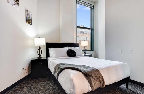 West Loop Apartment | West Loop - City Views With In & Out Parking 6