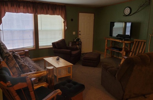 Thompsonville House | White Pine 4 BR 2 BA home 1 mile to Crystal Mtn Resort