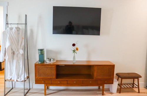 Gold Beach Hotel | Wild Iris Room at The Wildflower Inn