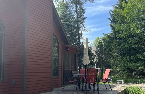 Thompsonville House | Willy T's Crystal Mountain Ski & Golf Cottage