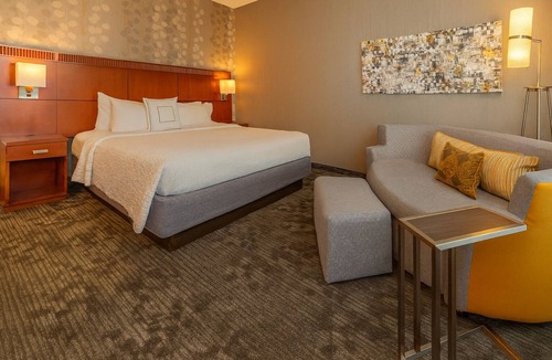 Newark Hotel | Your Home Away From Home! Onsite Pool, Free Parking, Pets Allowed