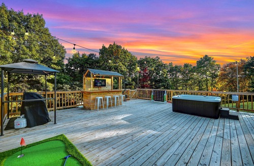 Effort House | Your Ultimate Fun Getaway, Largest Backyard in the Poconosn