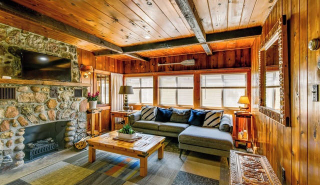 0.3 Mi to Houghton Lake: Fire Pit, Grill & Yard!