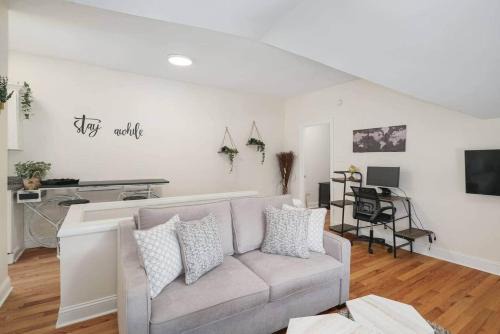 1 Bdrm Apt for Perfect Lil Getaway w/Free Parking