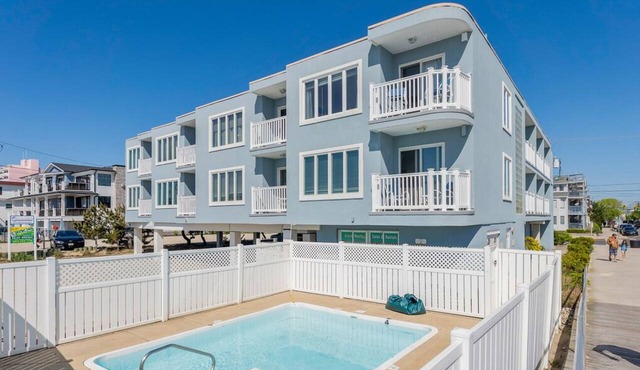 1BR Beach Retreat - Pool, Parking & Boardwalk